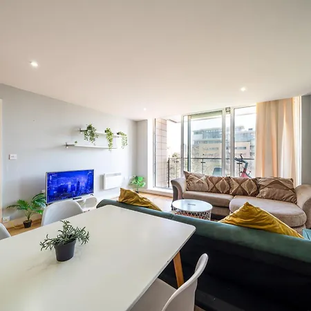 Chic Lakeside Apartment W Free Parking Near Excel